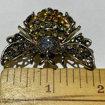 Vintage Rhinestone Bee Pin/Brooch in VG Preowned Condition from an Estate.