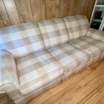234 CONTEMPORARY QUEEN SIZE SOFA HIDE A BED. GRAY PLAID