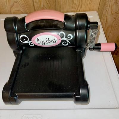241 SIZZIX BIG SHOT DIE CUTTING & EMBOSSING MACHINE