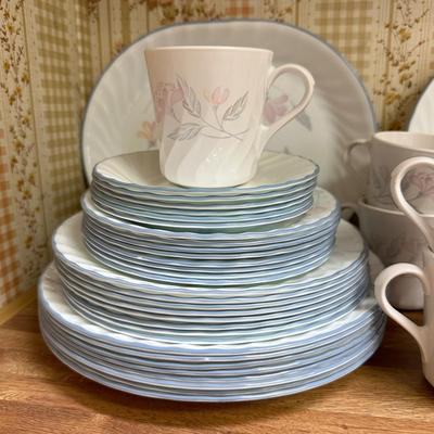 253 SET CORRELL DINNERWARE FLOWERS 46 PCS