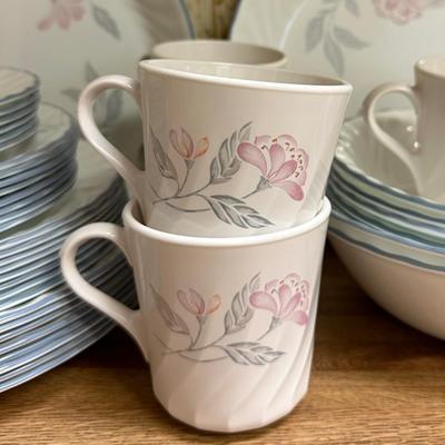 253 SET CORRELL DINNERWARE FLOWERS 46 PCS
