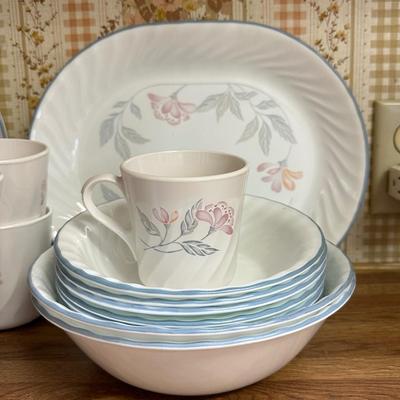 253 SET CORRELL DINNERWARE FLOWERS 46 PCS