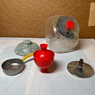 Assorted kitchen items