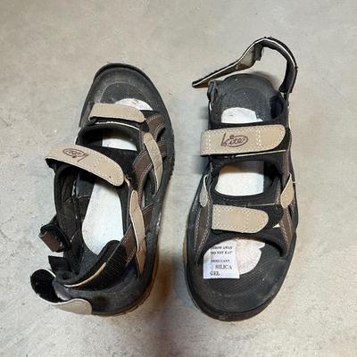 New in box Golf Sandles