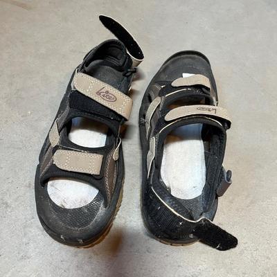 New in box Golf Sandles