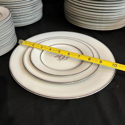Noritake ‘Crest’ 5421 Fine China 11 Plus PPS (K-RG)