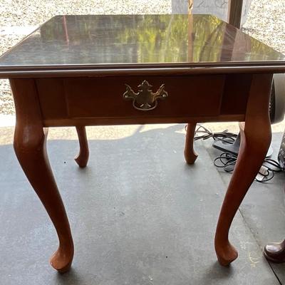 Lot# 037 Traditional Queen Anne End Table with Single Drawer