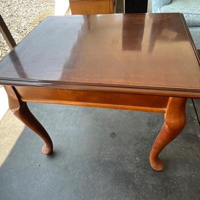 Lot# 037 Traditional Queen Anne End Table with Single Drawer