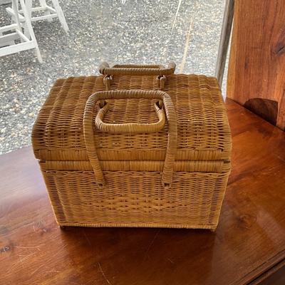 Lot# 040 Vintage Wicker Rattan Picnic Basket