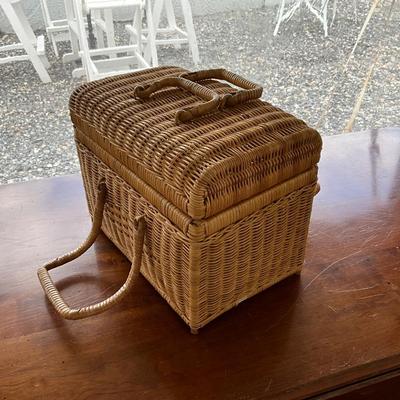 Lot# 040 Vintage Wicker Rattan Picnic Basket