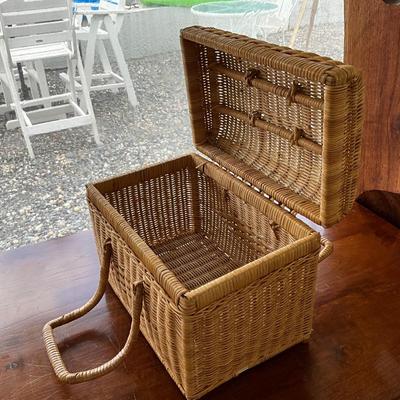 Lot# 040 Vintage Wicker Rattan Picnic Basket