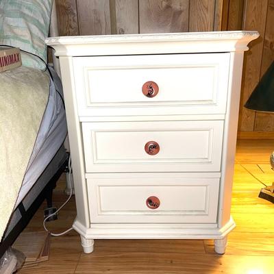 266 WHITE PAINTED WOOD 3 DRAWER BEDSIDE CABINET ON LEGS