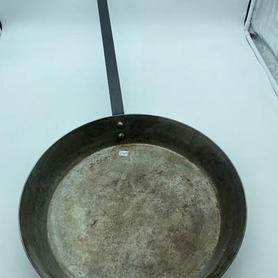 Long handled skillet