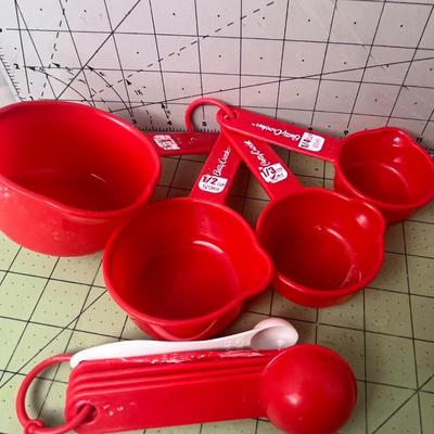 Betty Crocker Red Measuring Cups Set