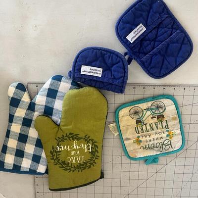 Various Kitchen Oven Mits and Pads