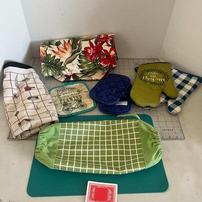 Various Kitchen Oven Mits and Pads
