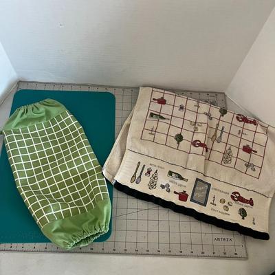 Various Kitchen Oven Mits and Pads