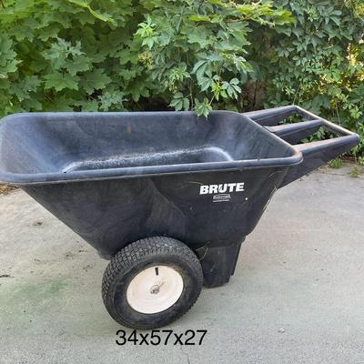 Brute Rubbermaid Wheelbarrow