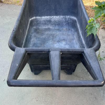 Brute Rubbermaid Wheelbarrow