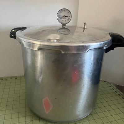 Presto Pressure Canner and Cooker with Mainstays 8-Quart Stainless Steel Stock Pot
