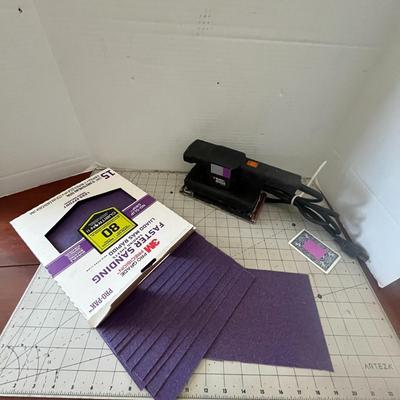 Black and Decker Buffer Sander With Sanding Sheets