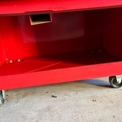Tool cabinet on wheels
