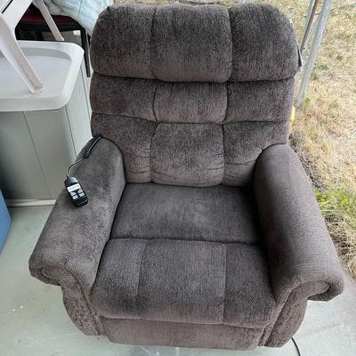 Power Reclining chair with remote NEW! Barely used!