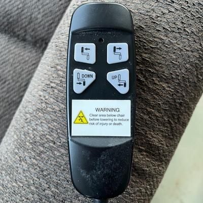 Power Reclining chair with remote NEW! Barely used!