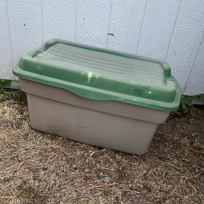 Rubbermaid plastic tote
