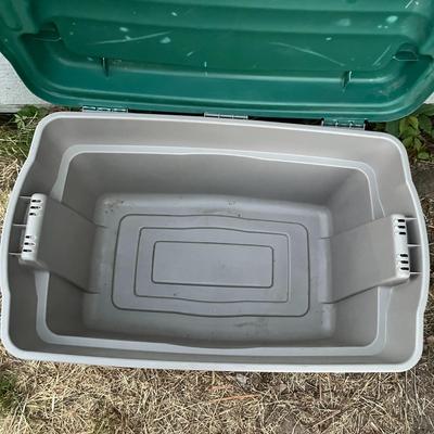 Rubbermaid plastic tote