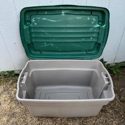 Rubbermaid plastic tote