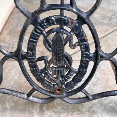 SINGER ~ Iron table ~ *Read Details
