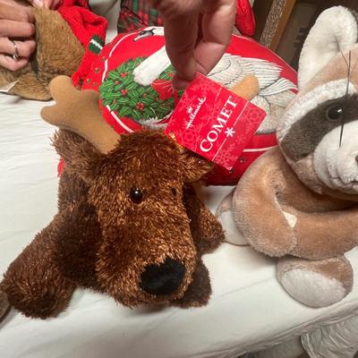 Christmas stuffed animals & pillows