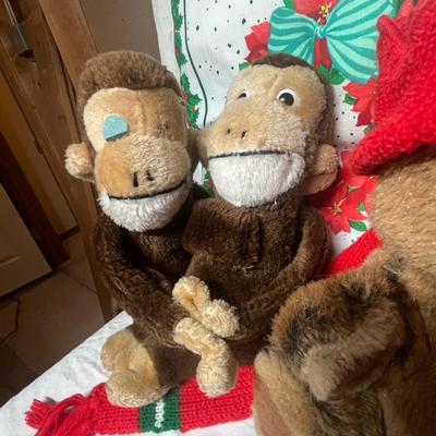 Christmas stuffed animals & pillows