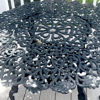 ** Correction ** ~ Aluminum Table & Four (4) Chairs - * Read Details