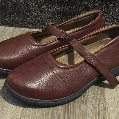 Brown Mary Jane's 8.5 Wide
