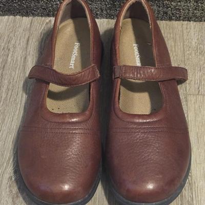 Brown Mary Jane's 8.5 Wide