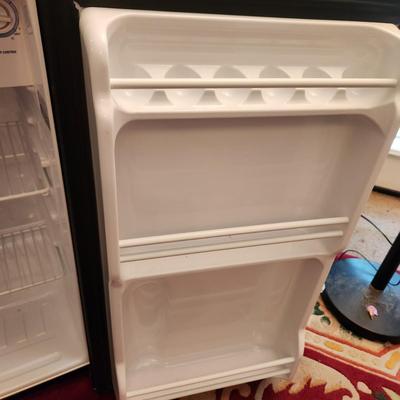 GE Mini Dorm Office Garage Refrigerator 18x19x32 Tested Working