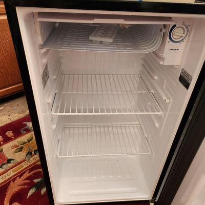 GE Mini Dorm Office Garage Refrigerator 18x19x32 Tested Working