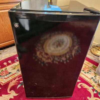 GE Mini Dorm Office Garage Refrigerator 18x19x32 Tested Working