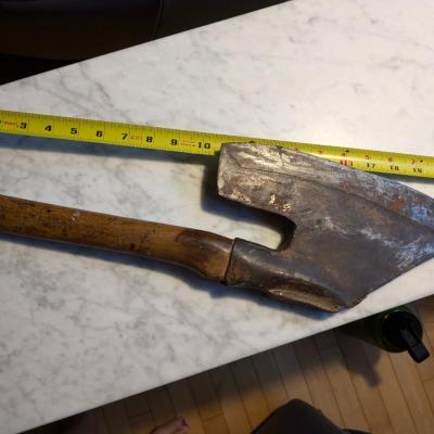ANTIQUE GOOSE WING HEWING BROAD AXE IN GERMAN FORM