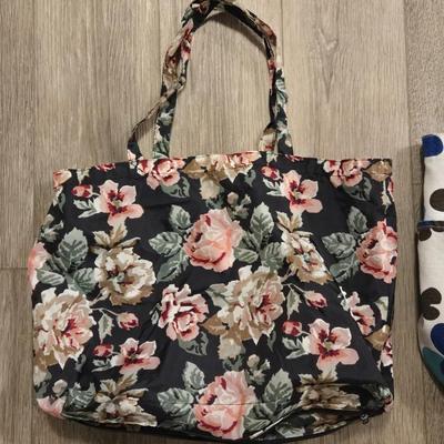 (2) Totes