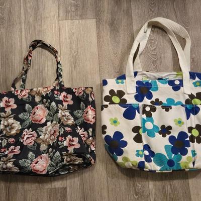 (2) Totes