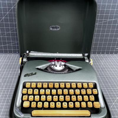COLE Steel Portable Typewriter Green 