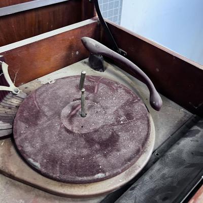 ZENITH Table Top Turn table and Radio