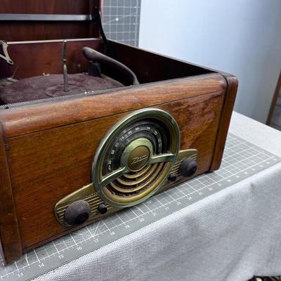 ZENITH Table Top Turn table and Radio