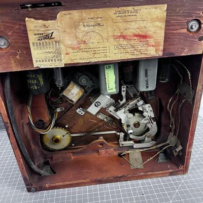ZENITH Table Top Turn table and Radio