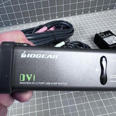 I O GEAR - DBI Two Port Switch with Cables 