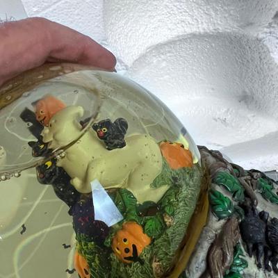 Lovely Musical HALLOWEEN SNOW (bat Snow) GLOBE - Works! 