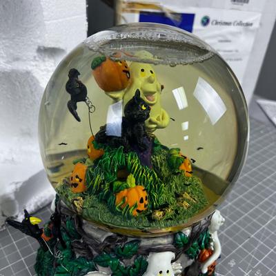Lovely Musical HALLOWEEN SNOW (bat Snow) GLOBE - Works! 